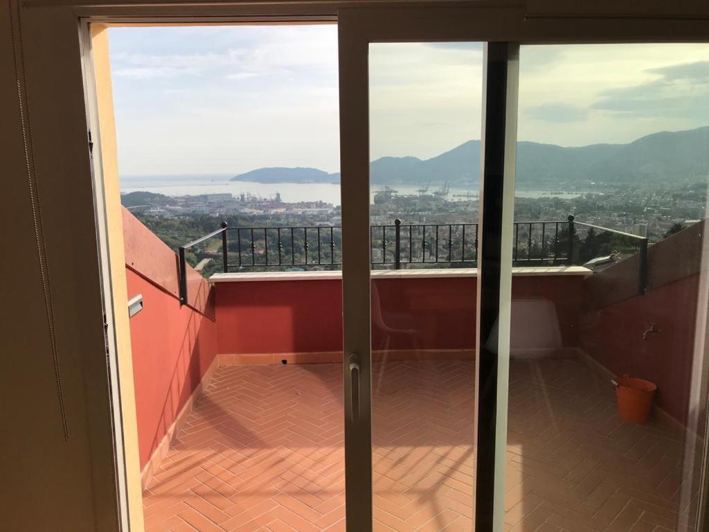 La Casa Con Vista Di Emma Apartment Vezzano Ligure Exterior photo