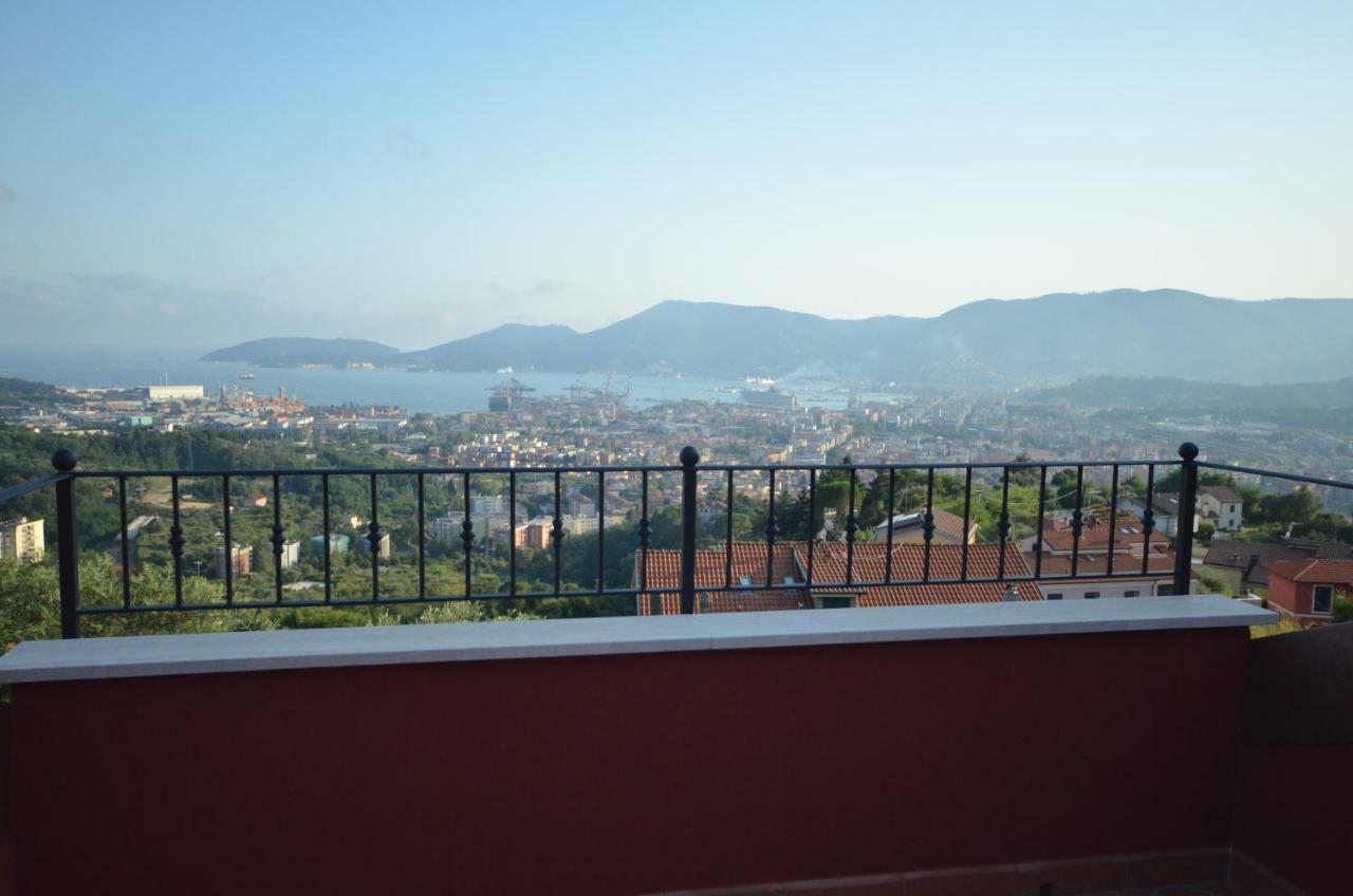 La Casa Con Vista Di Emma Apartment Vezzano Ligure Exterior photo